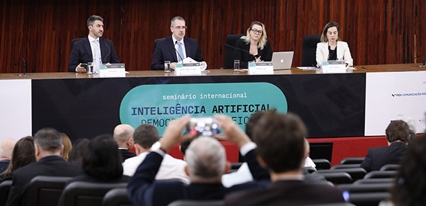 Em seminário internacional, participantes debatem desafios do uso de tecnologias nas eleições